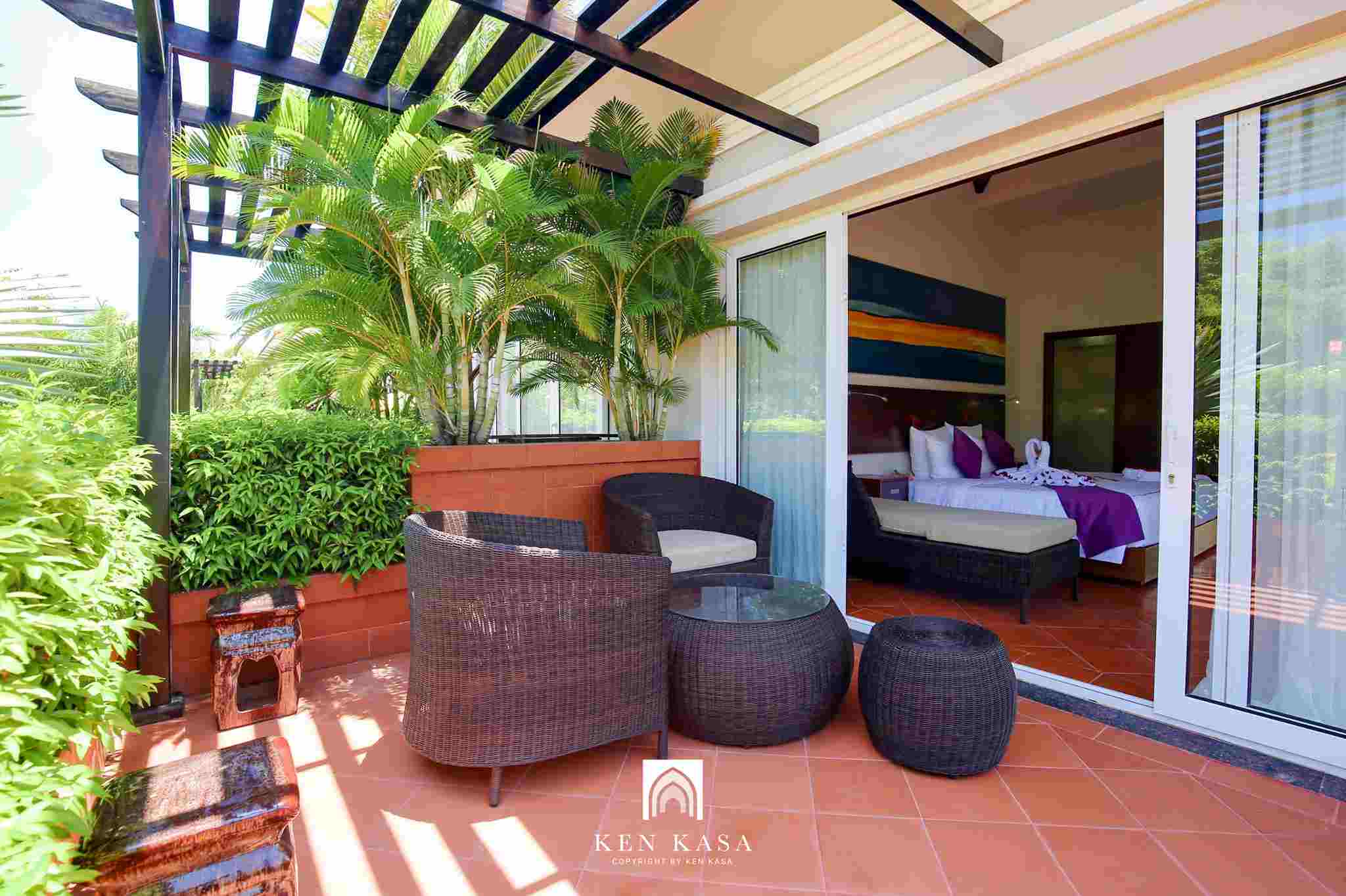 S&agrave;n nh&agrave; l&aacute;t gạch men đỏ hoặc gạch hoa văn